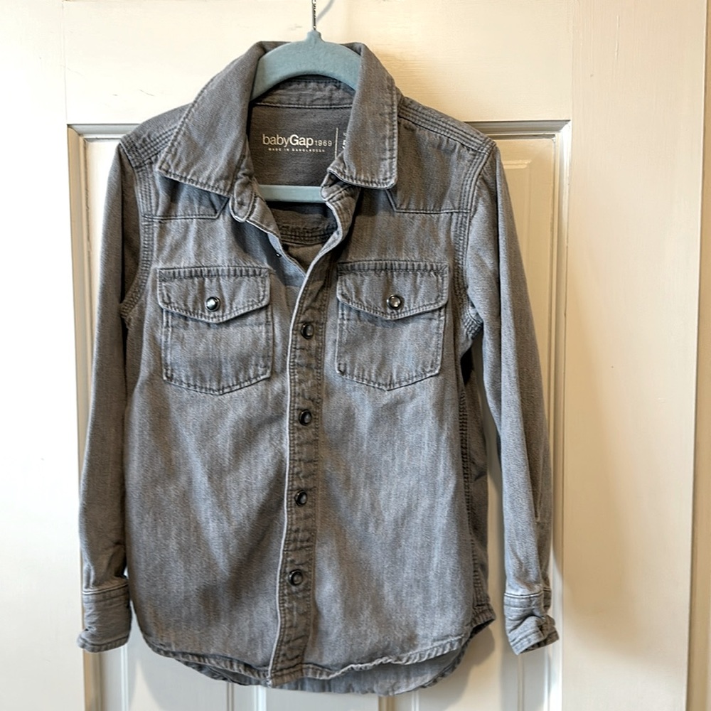 Gap 5T light grey denim snap button down. Like new & so comfy! 100% cotton.